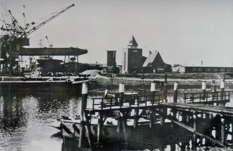 Loodshaven met vuurtoren.jpg